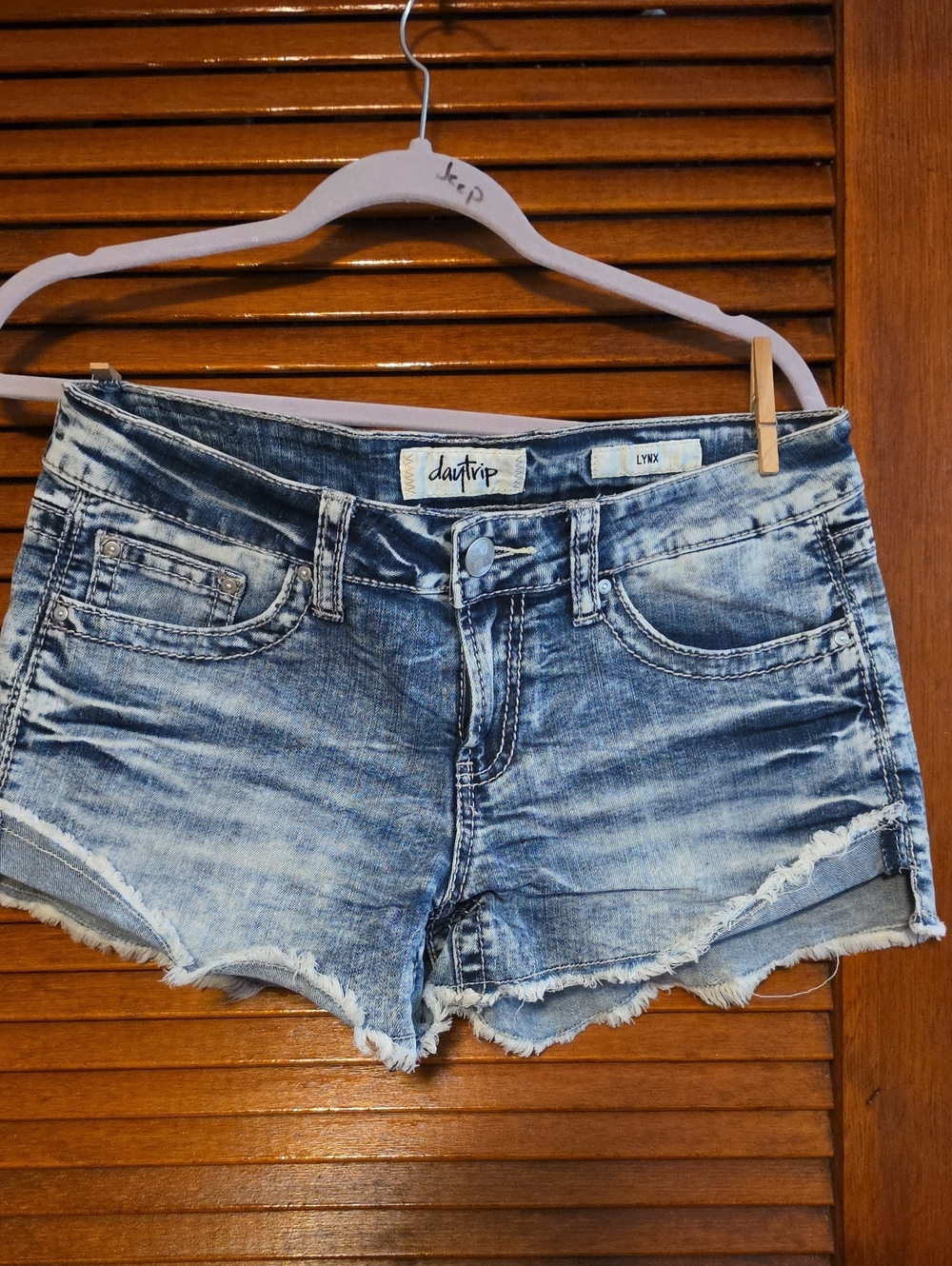 Daytrip light blue washed denim frayed hem shorts